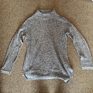 Turtle neck with long sleeves.